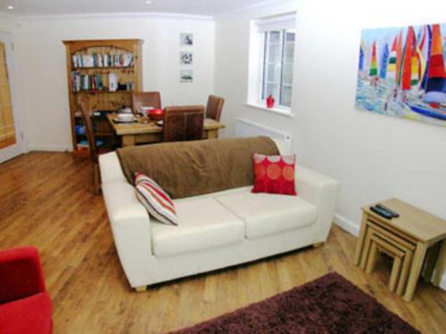 A seating area at Stonebay Apartment 