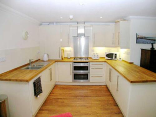 A kitchen or kitchenette at Stonebay Apartment 