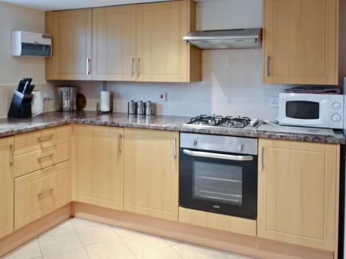 A kitchen or kitchenette at Owl Cottage 