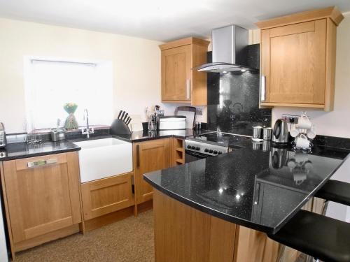 A kitchen or kitchenette at Auckland Cottage 