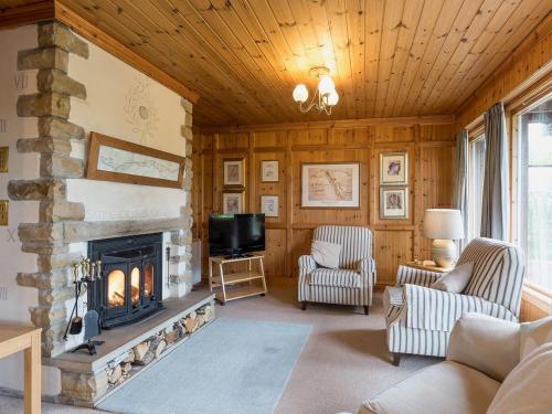 A seating area at Hadrians Garden Cottage 