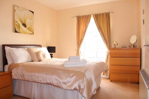 ハートルプールにあるMariners Pointのベッドルーム1室(ドレッサー付きのベッド1台、窓付)