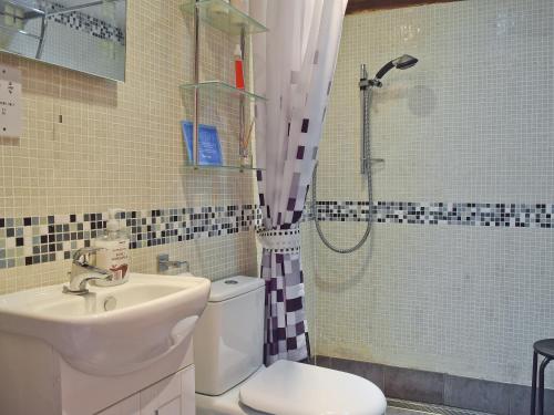A bathroom at Plumtree Barn At Gumburn Farm 