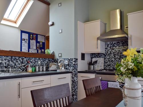 A kitchen or kitchenette at Plumtree Barn At Gumburn Farm 
