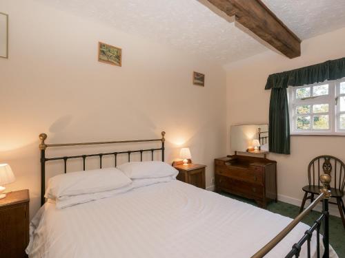 A bed or beds in a room at Parsonage Farm 