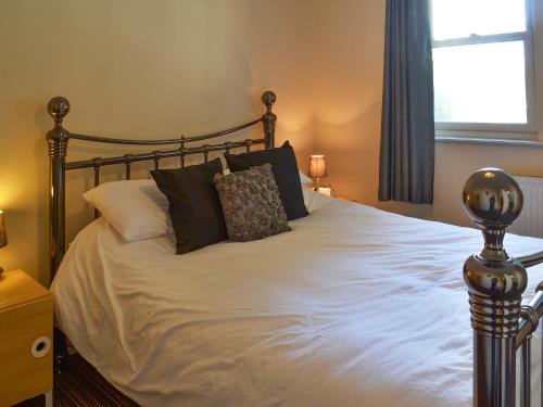 A bed or beds in a room at Kingscote 