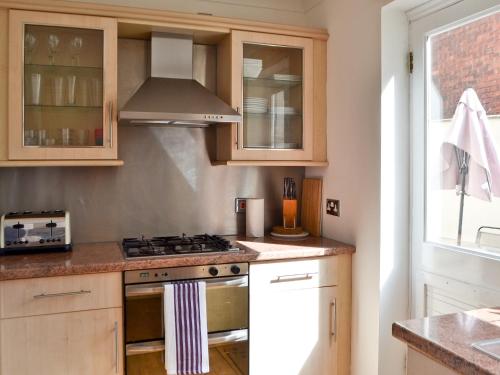 A kitchen or kitchenette at Kingscote 