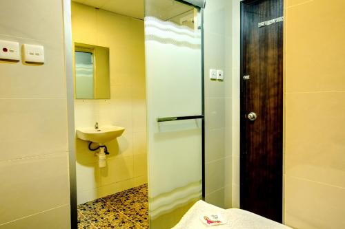y baño con ducha y lavamanos. en Nagaland Guesthouse, en Hong Kong