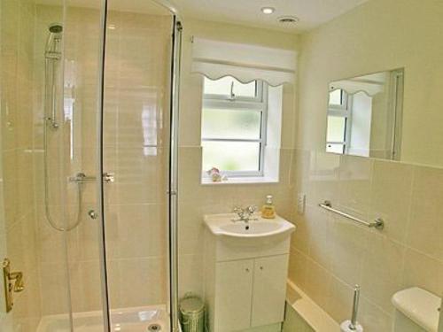 A bathroom at The Annexe At Walnut Tree Cottage 