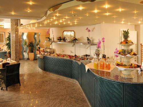 Una cocina con una encimera con comida encima. en Hotel Seeschlösschen, en Hohwacht