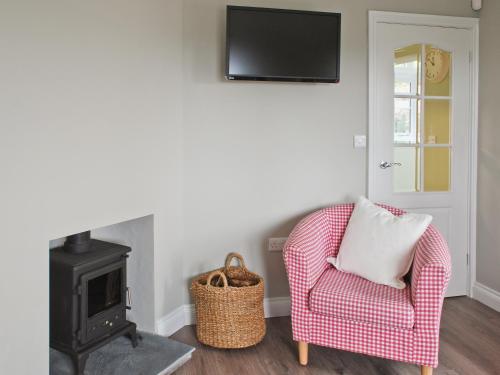 A seating area at Walden Cottage - 28225