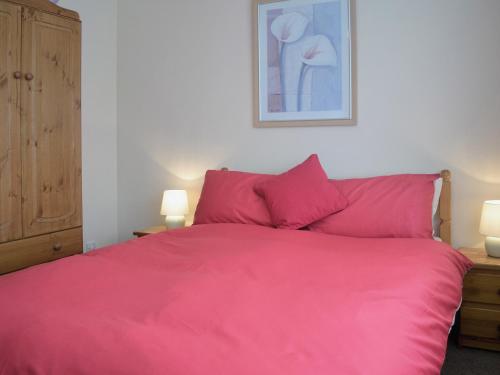 A bed or beds in a room at Kingsmoor Cottage 