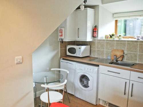 A kitchen or kitchenette at Dairy Cottage 