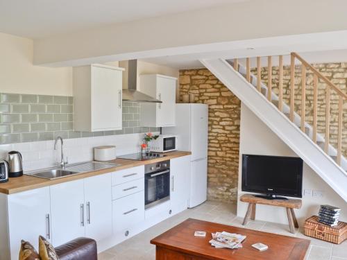 A kitchen or kitchenette at The Tractor Shed 