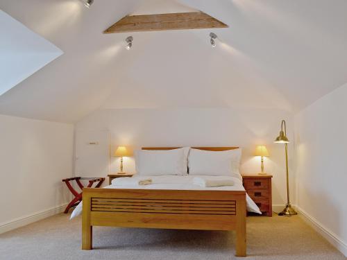 A bed or beds in a room at Wychwood 