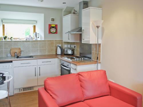 A kitchen or kitchenette at Dairy Cottage 