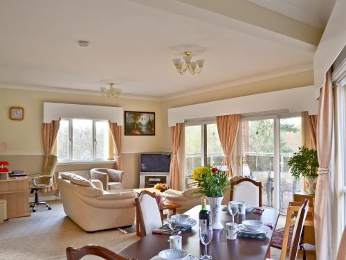 A seating area at Bishops Hill View 