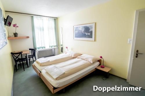 سرير أو أسرّة في غرفة في Hotel & Backpackers Zak Schaffhausen