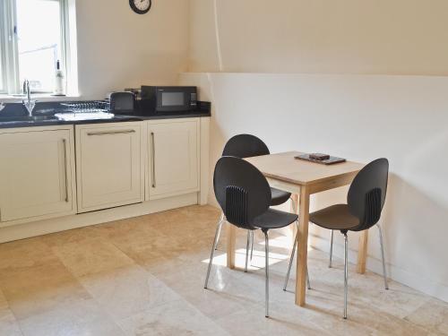 A kitchen or kitchenette at Mere Farm Barns 