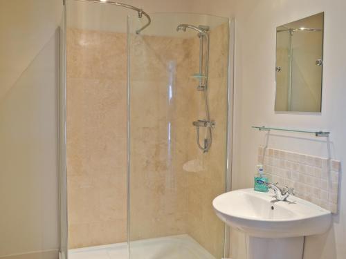 A bathroom at Mere Farm Barns 