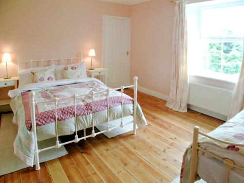 A bed or beds in a room at Leny'S Cottage 