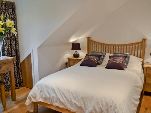 A bed or beds in a room at The Oaks 