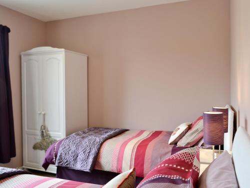 A bed or beds in a room at Ziggy'S Neuk 