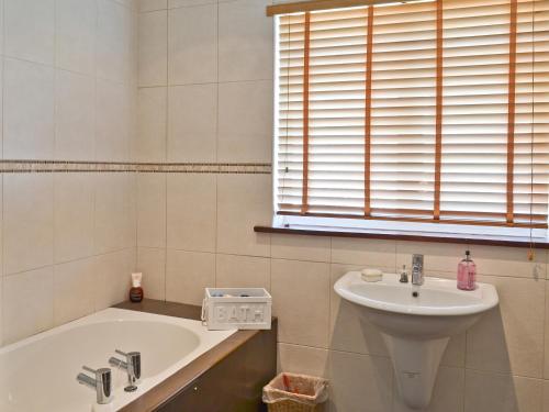 A bathroom at Lily Lodge 