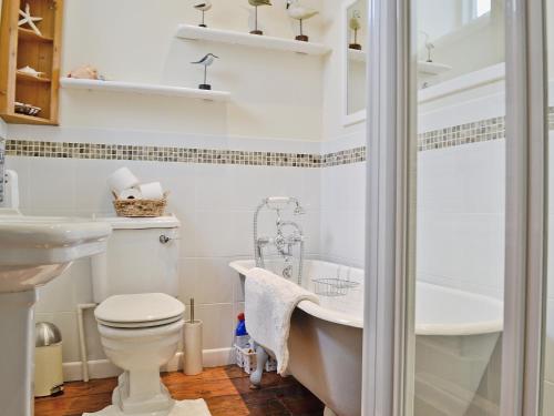 A bathroom at Briar Cottage 