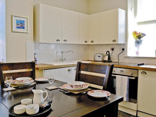 A kitchen or kitchenette at Iona Cottage 
