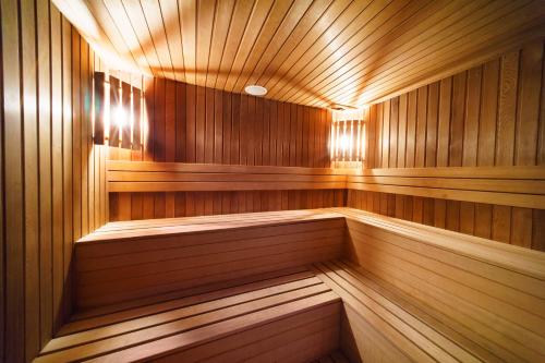 an empty wooden sauna with wood paneling at Hotel Pan Tadeusz in Serock
