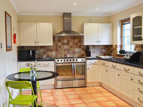 A kitchen or kitchenette at Trien Lodge 