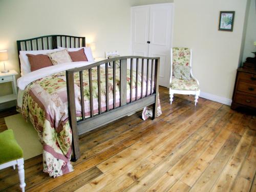 A bed or beds in a room at Leny'S Cottage 