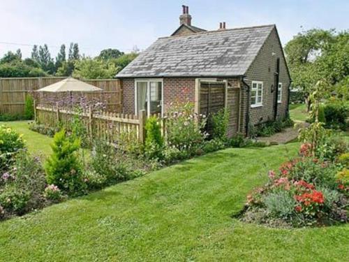 A garden outside The Annexe At Walnut Tree Cottage 
