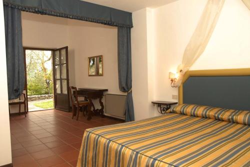 Un pat sau paturi într-o cameră la Relais Borgo Di Toiano