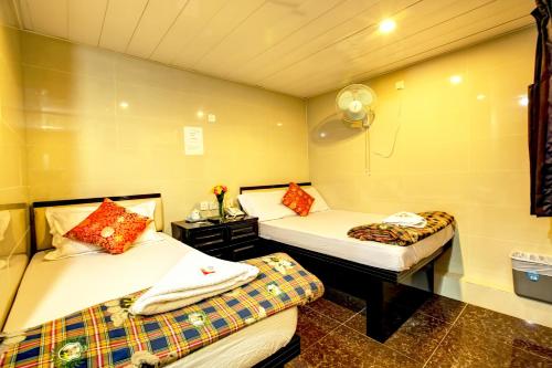 Habitación con 2 camas en una habitación en Nagaland Guesthouse, en Hong Kong