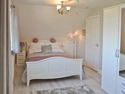 A bed or beds in a room at Jefferson Villa 