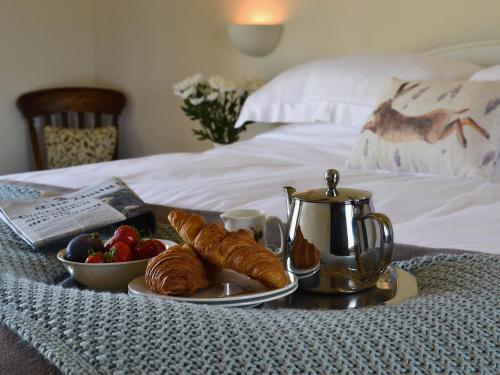 A bed or beds in a room at Wise Hare Cottage 