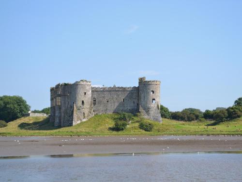 The building where the vacation home is located 