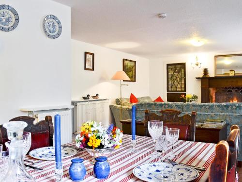 A restaurant or other place to eat at The Great Lodging Garden Flat 