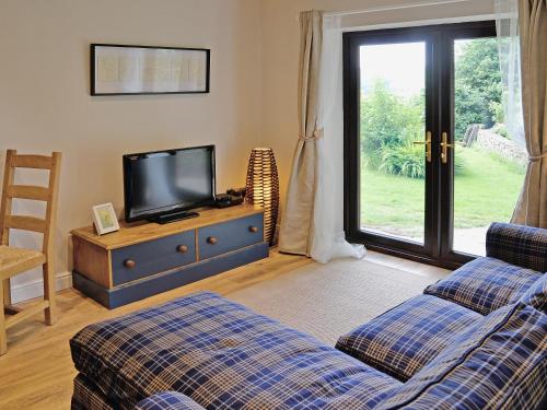 A bed or beds in a room at Shaw Top Cottage 