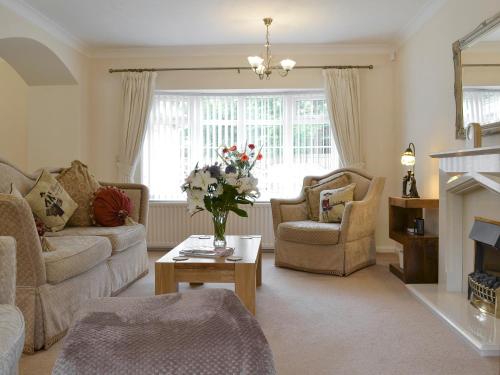 A seating area at Woodland View 