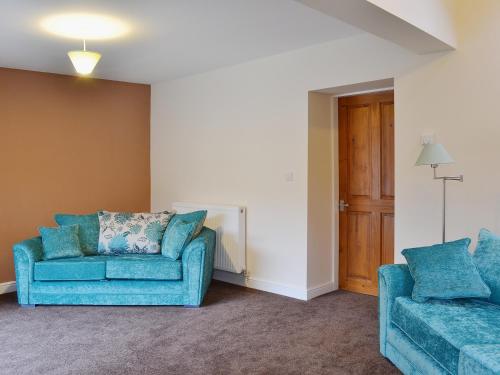 A seating area at Razorbill Cottage 