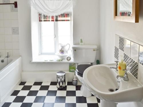 A bathroom at Cartref 