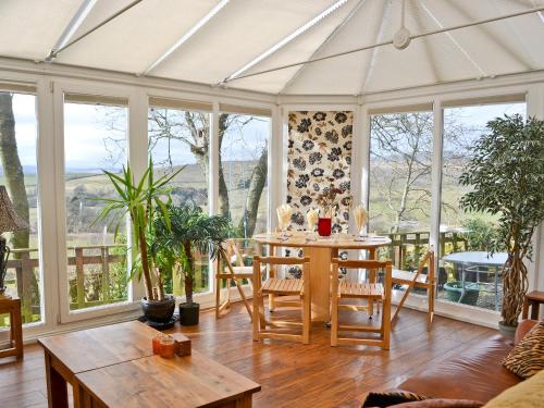 A restaurant or other place to eat at Cragknowe 