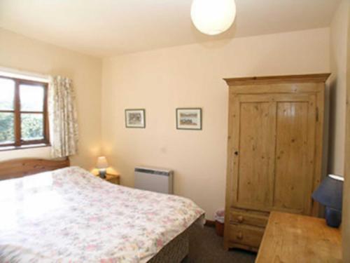 A bed or beds in a room at No 1 Maple Cottage 