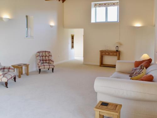 A seating area at Sutton Farm View 