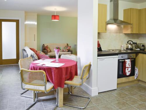 A kitchen or kitchenette at Rutherford Cottage 