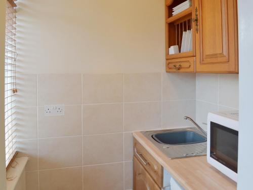 A kitchen or kitchenette at Claremont House - Suite 4 