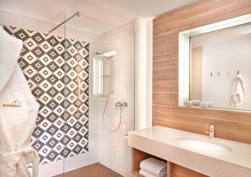 uma casa de banho com um lavatório e um chuveiro em Hapimag Apartments Lisbon em Lisboa